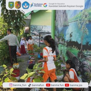 Kegiatan PSN (Pemberantasan Sarang Nyamuk) serentak di lingkungan Kota Madiun untuk mencegah DBD di lingkungan sekolah. (3)